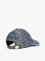 Gorra de béisbol azul con monograma TH en gris claro, diseño de cinco paneles, botón en la parte superior, costuras texturizadas en la visera, hebilla de ajuste metálica en la parte trasera e insignia del monograma TH en la parte delantera.