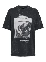 Camiseta negra de algodón con efecto lavado, corte regular, cuello redondo y manga corta. Estampado frontal con imagen en blanco y negro y texto en inglés.