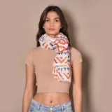 Pashmina rectangular de poliéster con estampado de triángulos y lunares en tonos naranja, azul y blanco.