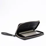 Billetera grande de cuero con estampado animal print y cierre de cremallera.