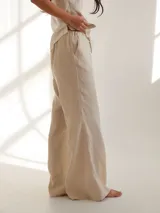 Pantalón de corte clásico, de pierna recta y ligeramente acampanada sobre el ruedo. La cintura es regulable.