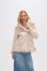 Campera negra de eco cuero con cuello de piel sintética, cierre cruzado con cremallera y bolsillos laterales con cremallera.