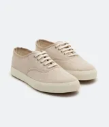 Championes masculinos, modelo plimsole texturizado, color beige, con cierre con cordón y puntera redondeada.