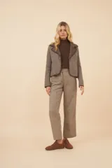 Chaqueta color crudo de lana fina sin teñir, de corte recto con cuello solapa y mangas 3/4.