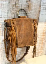 Cartera bandolera marrón de cuero con flecos laterales y manija superior circular.