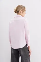 Camisa rosa de algodón con cuello camisero y botones ocultos. El cuello está decorado con piedras bordadas a mano.