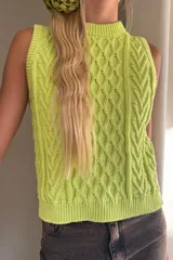 Chaleco tejido de punto color verde lima, con cuello alto y diseño trenzado.