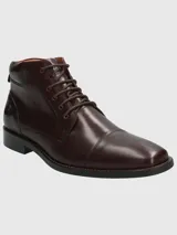 Bota de cuero color marrón con cordones, caña media y suela de goma.