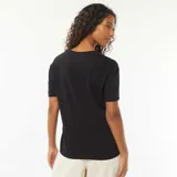 Remera negra de manga corta con cuello en V.