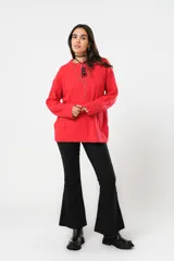 Buzo oversize rojo de tejido sintético con textura única, cuello redondo y mangas largas.