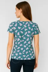 Remera de manga corta con cuello en V y estampado abstracto en tonos verde y lila.