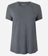Remera deportiva gris de microfibra ligera, con cuello redondo, mangas cortas y frisos contrastantes blancos en la espalda.