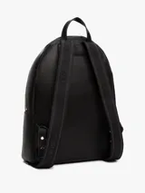 Mochila negra de poliuretano con cierre de cremallera, asa superior, correas ajustables, bolsillo interior con cremallera, bolsillo exterior con cremallera, insignia del monograma TH en la parte delantera y correas de textil trenzado con la inscripción de Tommy Hilfiger.