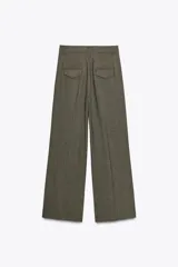 Pantalón de tiro alto color verde oliva, con pinzas delanteras, bolsillos laterales y falsos bolsillos traseros con solapa. Cierre frontal con cremallera y ganchos metálicos.