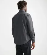 Camisa social de hombre, de manga larga con estampado de cuadros en tonos grises.
