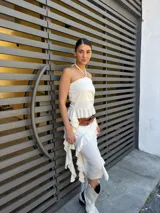 Top blanco con cuello halter y espalda descubierta.