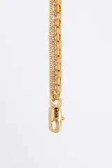 Collar dorado con tres cadenas de diferentes diseños, cristales y dijes de piedras de colores y un dije de corazón dorado.