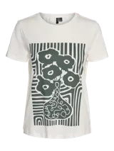 Camiseta blanca de corte suelto con cuello redondo y manga corta. Estampado frontal de un jarrón con flores y rayas verticales.