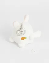 Llavero con forma de conejo blanco de peluche con orejas rosadas.
