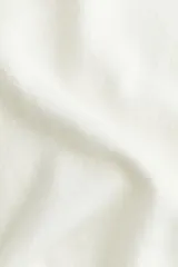 Remera blanca de punto fino, corte entallado y mangas cortas.