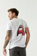 Remera color caramelo de manga corta con cuello redondo y estampado en el frente con la leyenda "Golden City Brookshield".