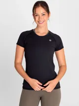Remera deportiva de manga corta color fucsia, con cuello redondo y tecnología Aircool de secado rápido.
