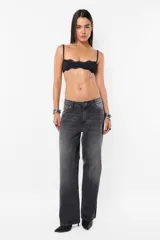 Pantalón denim gris con corte recto, tiro medio y relaxed fit. Cintura con pasacintos, botón niquel, cartera con cierre metálico y plastisol con isologo de marca. Contiene bolsillos delanteros con relojero y dos bolsillos en trasero. Lleva proceso artesanal de lavado en la prenda.
