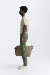 Pantalón chino azul marino, corte skinny fit, confeccionado en tejido de algodón con elasticidad. Cuenta con bolsillos frontales y traseros de vivo. Cierre frontal con cremallera y botón.