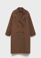 Abrigo marrón de lana con doble botonadura, cuello con solapa de muesca, dos bolsillos laterales, hombros caídos, diseño oversize y largo, con forro interior.