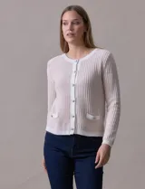 Cárdigan de punto tweed color beige, marca Ninety, con escote redondo, cierre frontal con botones metálicos dorados y bolsillos simulados.