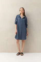 Vestido camisero corto negro de lino con botones tipo mostacillas y cinturón estampado.