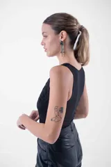 Body negro con encaje y transparencias, escote en V y sin mangas.