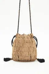 Cartera de noche tipo bolso redondo, confeccionada con lentejuelas y canutillos dorados. Cuenta con cordón de ajuste con borlas negras y correa al tono con apliques de canutillos.