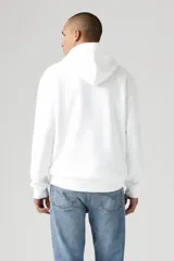 Buzo hoodie blanco de Levi's con estampa rectangular en el frente con paisaje de lago y logo de la marca.