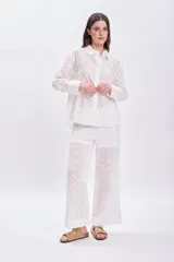 Pantalón blanco de broderie con corte recto y cintura alta.