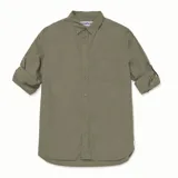 Camisa de popelina verde con cuello abotonado, cierre frontal con botones, bolsillo de parche en el pecho izquierdo, mangas largas con trabillas para enrollar y dobladillo camisero.