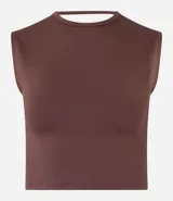Blusa cropped marrón de microfibra sin estampa, con cuello redondo, breteles anchos, espalda abierta y bajo retorcido.