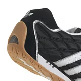 Zapatillas Adidas Adi Racer Lo negras con diseño acolchado, tres tiras blancas en los laterales y suela de goma color caramelo.