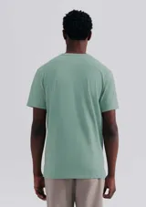 Camiseta gris oscuro de manga corta con cuello en V.