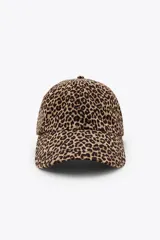 Gorra de sarga con estampado de leopardo, visera curva y ajuste trasero.