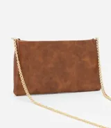 Billetera rectangular color celeste, confeccionada en cuero sintético, con cierre de cremallera y correa de cadena plateada.