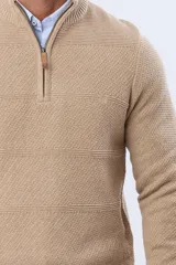 Buzo de punto color azul marino, con cuello alto y cierre frontal parcial con detalle de cuero. Presenta un diseño texturizado con franjas horizontales.