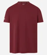 Remera deportiva color borgoña, de corte regular, con cuello redondo y mangas cortas. Confeccionada con tecnología Dry que facilita la evaporación del sudor.