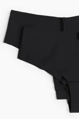 Pack de tres bombachas hipster de microfibra color negro, con cintura estándar en V, refuerzo interior y cobertura media en la parte de atrás. Ribetes cortados por láser para una sensación suave y mínima visibilidad bajo la ropa.
