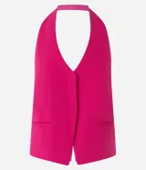 Chaleco fucsia de bengalina con escote halter, espalda descubierta y tiras finas ajustables.