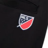 Short deportivo negro con cintura elástica ajustable con cordón, logo del Inter de Miami en la pierna izquierda y la palabra "MIAMI" en la pierna derecha.