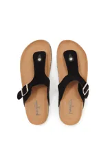 Sandalias tipo ojotas color marrón con base de corcho y tiras negras con hebilla plateada.