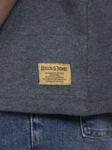 Remera celeste de algodón con cuello redondo y estampado de dos pomos de pintura con la inscripción "Benn & Thoms, More Archive".