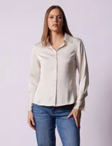 Camisa de satén color blanco, marca Tahari. Tiene cuello con solapa, escote en V, abertura central con botones y mangas largas con puño abotonado.