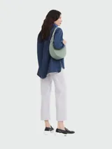 Bolso hobo Longchamp modelo Le Roseau, tamaño mediano, color verde claro.